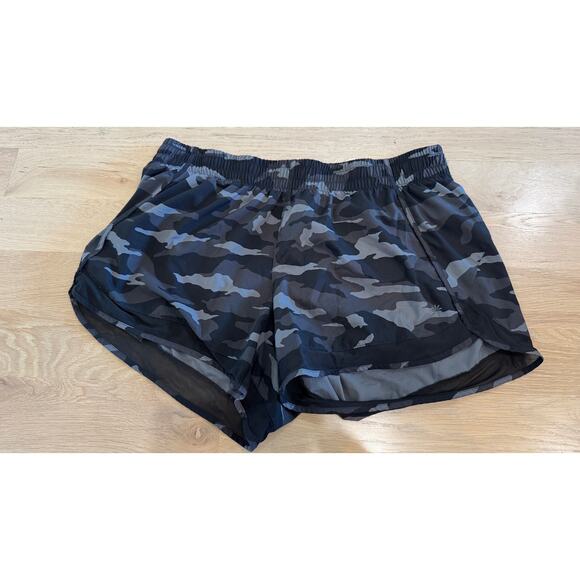 ATHLETA PRINTED MESH RACER RUN SHORT 4” black camo size large - Picture 6 of 14